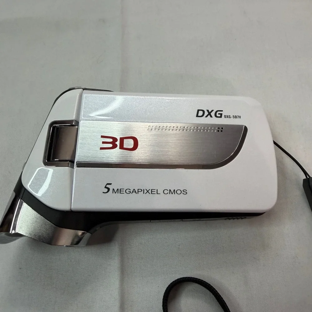 DXG DXG-5D7V 3D Pocket Camcorder 5MP CMOS with Pouch